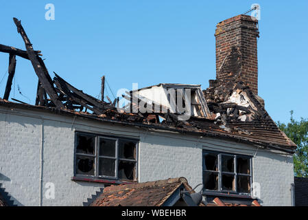 Abgebildete Feuer beschädigte Village Gate Pub auf Aylesbury Road, Worlds End, Wendover, Buckinghamshire, Großbritannien. Die Village Gate erlitt großflächige Brandschäden in den frühen Morgenstunden des 5. August 2019. Von 3:30 Uhr 40 Feuerwehrleute und 10 Feuerwehrfahrzeuge aus der Umgebung nahmen an der Flamme. Es gab keine Verletzungen. Die Village Gate war zuvor als der Marquis von Granby seit der Mitte des 18. Jahrhunderts bekannt und wurde in der Mitte des 19. Jahrhunderts zugemauert. Fotografiert gerade vor dem Dach bleibt entfernt. Zu der Zeit des Fotografierens die Kneipen Zukunft war unbekannt. Credit: Stephen Bell/Alamy Stockfoto