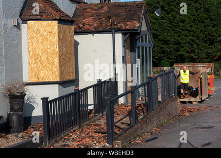 Abgebildete Feuer beschädigte Village Gate Pub auf Aylesbury Road, Worlds End, Wendover, Buckinghamshire, Großbritannien. Die Village Gate erlitt großflächige Brandschäden in den frühen Morgenstunden des 5. August 2019. Von 3:30 Uhr 40 Feuerwehrleute und 10 Feuerwehrfahrzeuge aus der Umgebung nahmen an der Flamme. Es gab keine Verletzungen. Die Village Gate war zuvor als der Marquis von Granby seit der Mitte des 18. Jahrhunderts bekannt und wurde in der Mitte des 19. Jahrhunderts zugemauert. Fotografiert gerade vor dem Dach bleibt entfernt. Zu der Zeit des Fotografierens die Kneipen Zukunft war unbekannt. Credit: Stephen Bell/Alamy Stockfoto