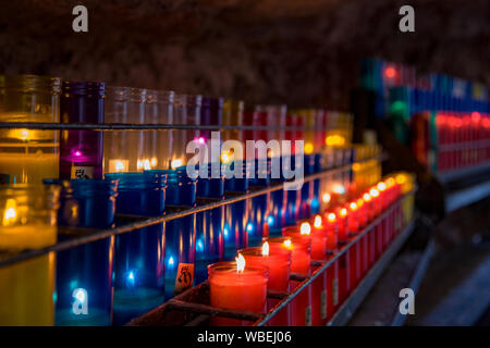 Reihen von Kerzen in der Katholischen Kirche in Barcelona, Spanien Stockfoto