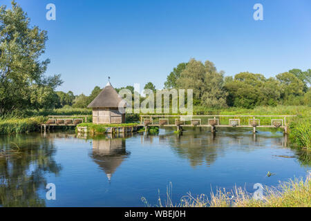 Fisherman's Hut und Aal Traps in der Nähe von Longstock entlang des Flusses Test im Sommer in Hampshire, England, Großbritannien Stockfoto