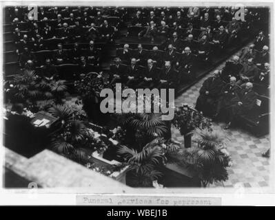 Trauerfeier für repräsentative James R. Thomas Mann von Illinois, im Repräsentantenhaus-Pres Harding im mittleren Sitz in der vorderen Reihe sitzt auf der republikanischen Seite des Hauses, neben Charles E. Hughes Abstract / Medium: 1 Fotoabzug. Stockfoto