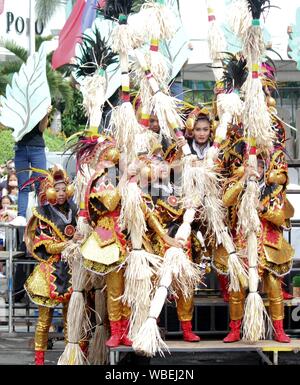 Davao City, Philippines-August 2014: Teilnehmer des Kadayawan Festival streetdancing Wettbewerb in einem aufwendigen Choreographie. Kadayawan ist celeb Stockfoto