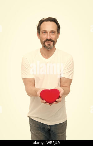 Liebe und romantische Gefühle Konzept. Herz-Attribut von Valentine. Herz Geschenk präsentieren. Gruß aus ehrlichem Herzen. Man bärtige Hipster halten Herz. Romantischer Kerl verlieben. Valentines Tag feiern. Stockfoto