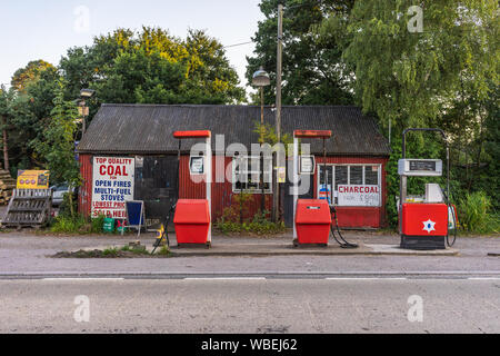 Alte Tankstelle an der West Wellow entlang der A 36 in Wiltshire, England, Großbritannien Stockfoto