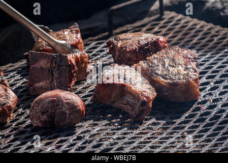 Fleisch Kochen über einem Holzfeuer im minam River Lodge in Oregon Wallowa Mountains. Stockfoto