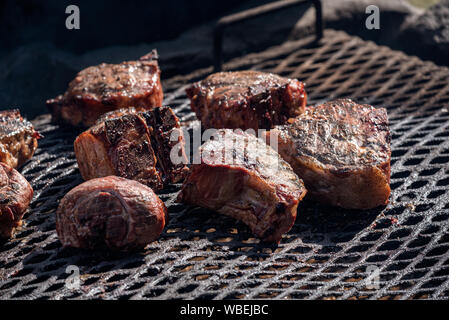 Fleisch Kochen über einem Holzfeuer im minam River Lodge in Oregon Wallowa Mountains. Stockfoto