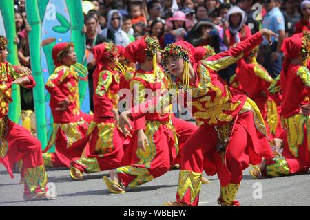 Davao City, streetdancing Philippines-August 2014: Der Wettbewerb ist einer der am meisten besuchten Veranstaltungen an der Kadawayan Festival. Kadayawan ist celebrat Stockfoto