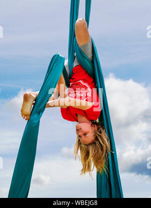 Junge Mädchen auf der Antenne Zirkus Seide; Salida Circus Sommer Camp finale; Salida, Colorado, USA Stockfoto