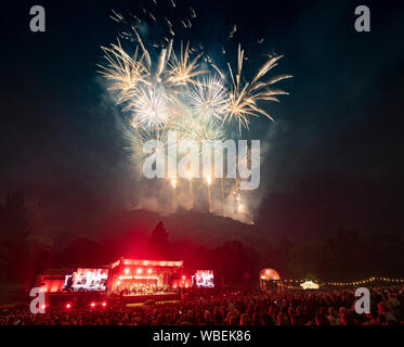 Edinburgh, Schottland, Großbritannien. 26. August 2019. Virgin Money Feuerwerk Konzert in Edinburgh Castle und die Princes Street Gardens bis zum Ende des 2019 Edinburgh International Festival. Musik mit dem Scottish Chamber Orchestra. Iain Masterton/Alamy Leben Nachrichten. Stockfoto