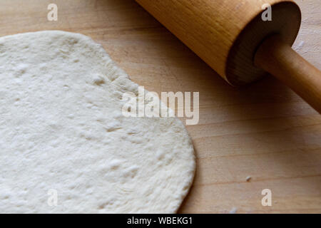 Vorbereitung der Teig beim Backen auf einem Schneidebrett - Vorbereitung der Slowakischen gedämpfte Brötchen Stockfoto