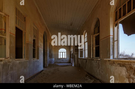 Sand eingedrungen ist und über diese Zimmer in Kolmanskoppe, Namibia genommen Stockfoto