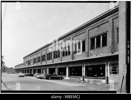 Allgemeine Ansicht von 1946 Ergänzungen. Wenn der GÜTERSCHUPPEN WURDE UMGEWANDELT IN PKW mit diesen Strukturen wurden gebaut, um sich zu bewegen, den Güterverkehr von der Halle zu LKW geparkt, AN DEN LADERAMPEN. - North Central Railroad, Baltimore Fracht House, Guilford und Zentrum Straßen, Baltimore, unabhängige Stadt, MD Stockfoto