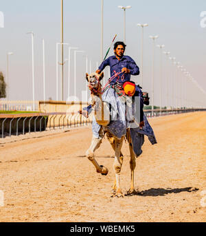 Dubai, VAE, Mar 21, 2018 - Man läuft Kamel während des Trainings für Rennen Stockfoto