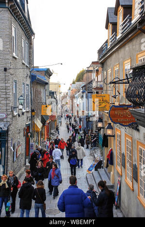 Quebec City, Kanada - April, 10, 2009: eine Menschenmenge auf der geschäftigen Quartier du Petit Champlain in der Altstadt von Quebec City. Es wird behauptet, das älteste zu c Stockfoto