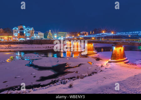 Uschhorod, Ukraine - 06 Jan, 2019: Winter Dawn in der Stadt. Wunderbare städtische Landschaft mit City Light auf der Brücke und Weihnachtsbaum in der Ferne. lante Stockfoto