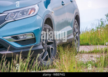 Mnt. Runa, Ukraine - May 22, 2019: Honda CR-V-SUV auf einer gepflasterten Plattform in Berge. populäre Familie Fahrzeug, in Cyan Blau. bewölkten Tag und sogar li