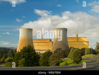 Yallourn Nord Kohlekraftwerk mit Rauch von hohen Türmen in den blauen Himmel steigen, Victoria Australien Stockfoto