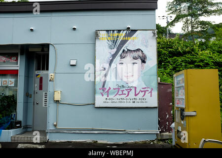 Ein japanisches Werbeplakat in der Hokkaido-Stadt Yubari für den Film "My Fair Lady" mit Audrey Hepburn in der Hauptrolle. Stockfoto