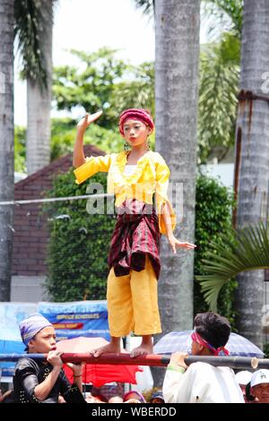 Davao City, streetdancing Philippines-August 2014: Der Wettbewerb ist eine der Hauptattraktionen der Kadayawan Festival jedes Jahr. Kadayawan ist c Stockfoto