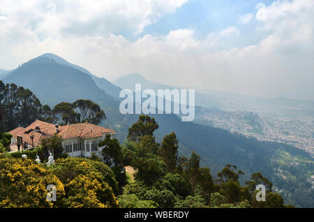 BOGOTA, KOLUMBIEN - Januar 25, 2014: Blick von der Seilbahn in Monserrate, mit der Guadalupe Hügel im Hintergrund. Stockfoto