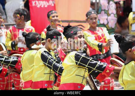 Davao City, Philippines-August 2014: Die streetdancing Konkurrenz an der Kadayawan Festival zieht Hunderttausende Besucher zu Davao City Stockfoto