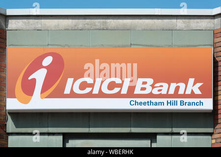 Signage zeigt ein Zweig der ICICI Bank an der Kreuzung zwischen Park und Cheetham Hill Road, in Cheetham Hill, Manchester, Großbritannien. Stockfoto