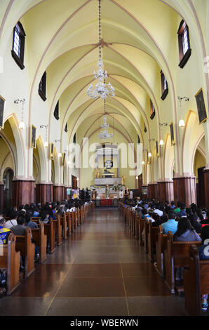 BOGOTA, KOLUMBIEN - Januar 25, 2014: Die Menschen, die in der Basilika des Herrn von Monserrate. Stockfoto