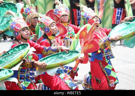 Davao City, Philippines-August 2014: Darsteller Tanz mit bunten Kostümen und Requisiten an der streetdancing Wettbewerb. Kadayawan gefeiert Augu Stockfoto