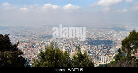 BOGOTA, KOLUMBIEN - Januar 25, 2014: Blick auf die Stadt Bogota von Monserrate. Stockfoto
