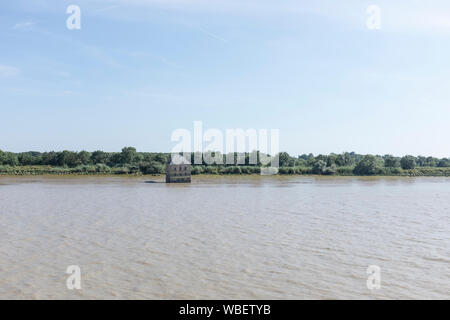 Teil des Estuaire Kunst Ausstellung, das Haus in der Loire, La Maison dans la Loire, französischer Regisseur und Künstler Jean-Luc Courcoult in den Fluss Loire Coueron, Frankreich Stockfoto