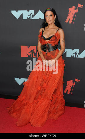 Newark, USA. 26 Aug, 2019. Newark, NJ, USA. 26 Aug, 2019. Halsey an der 2019 MTV VMAs im Prudential Center in Newark, New Jersey. Am 26. August 2019. Quelle: John Palmer/Medien Punch/Alamy Live News Credit: MediaPunch Inc/Alamy leben Nachrichten Stockfoto