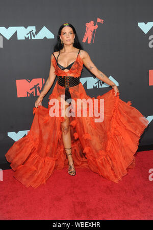 Newark, USA. 26 Aug, 2019. Newark, NJ, USA. 26 Aug, 2019. Halsey an der 2019 MTV VMAs im Prudential Center in Newark, New Jersey. Am 26. August 2019. Quelle: John Palmer/Medien Punch/Alamy Live News Credit: MediaPunch Inc/Alamy leben Nachrichten Stockfoto