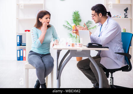 Die Frau mittleren Alters, die in männlicher Arzt stomatologist Stockfoto