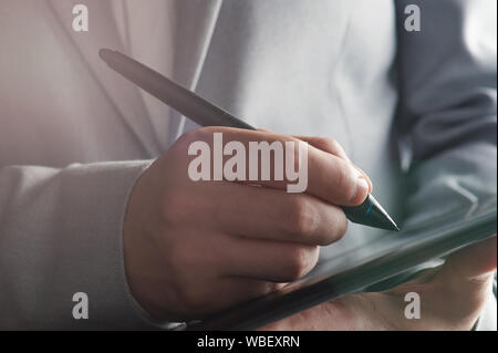 Business Mann, digitale Zeichen der online Dokument Nähe zu sehen. Stockfoto