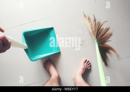 Schamhaare fallen auf Schlafzimmer Erdgeschoss Stockfoto