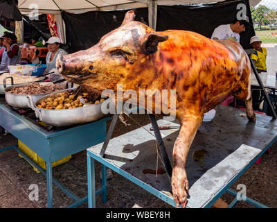 Cuenca, Ecuador - November 2, 2017 - Braten Schwein und andere Lebensmittel sind auf dem Display für das Mittagessen bei einem Festival im Park Stockfoto