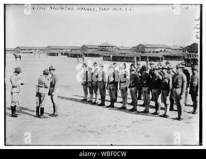 Gen. Cole dekorieren Marines, Paris Isl. [D. h. Parris Island], S.C. Abstract / Medium: 1 Negativ: Glas; 5 x 7 in. oder kleiner. Stockfoto