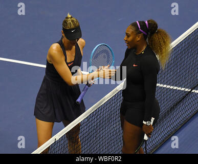 New York, USA. 27 Aug, 2019. New York, USA. 26 Aug, 2019. Flushing Meadows New York US Open Tennis 26/08/2019 Serena Williams (USA) behauptet, eine leichtfertige 6-1, 6-1 Sieg über Maria Sharapova (RUS), um es 20-2 insgesamt. Credit: Roger Parker/Alamy leben Nachrichten Stockfoto