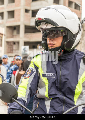 Ambato, Ecuador - Mar 15, 2015 - Motorrad Polizist wacht während Karneval Parade Stockfoto