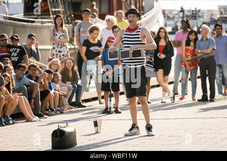 Amsterdam, Niederlande - 16 Juli 2018: Street Performer am Damplein Stockfoto