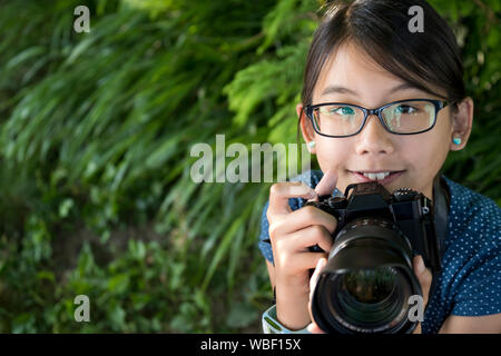 Mädchen Fotograf mit Digitalkamera Stockfoto