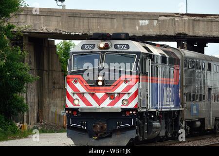 Berwyn, Illinois, USA. Ein Metra Lokomotive, die den Zug bringt Pendler home von Chicago vor in Berwyn, Illinois ankommen. Stockfoto