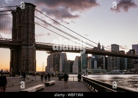 NEW YORK CITY, NEW YORK, May 27, 2018: Brooklyn Bridge, von Dumbo Park kurz vor Sonnenuntergang gesehen Stockfoto