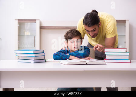 Der Vater, der seinen Sohn für Schule vorzubereiten Stockfoto
