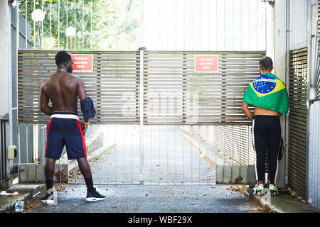 London, Großbritannien. 27. August 2019. Masse der Feiernden während der 2019 Notting Hill Carnival, Europas größtem Straßenfest und eine Feier der Karibischen Traditionen und kulturellen Vielfalt der Hauptstadt. (Credit: Ambra vernuccio/Alamy leben Nachrichten Stockfoto