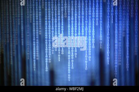 Daten Bombardierung. Linien und Linien der binären Code von oben fallen. AI, IOT, Datenübertragung hacker Virus Malware, Spyware und Codierung Konzepte. digital Stockfoto