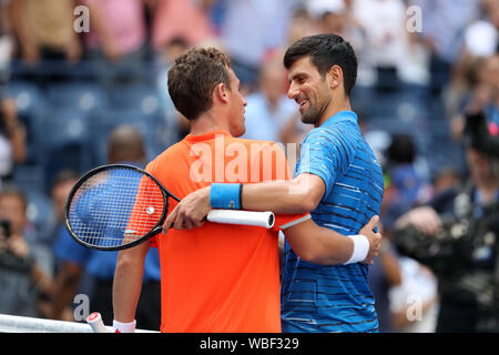 New York, USA. 26 Aug, 2019. Novak Djokovic (R) von Serbien spricht mit Roberto Carballes Baena von Spanien nach den Herren singles erste Runde bei den US Open 2019 in New York, USA, 26.08.2019. Credit: Li Muzi/Xinhua/Alamy leben Nachrichten Stockfoto