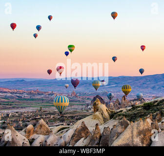 Göreme, Türkei - April 6, 2016 - Zahlreiche Heißluftballons alle Lift in die Luft kurz nach Sonnenaufgang Stockfoto