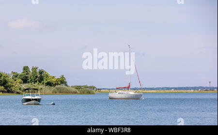 Zwei Schiffe am Liegeplatz in Sag Harbor, NY Stockfoto