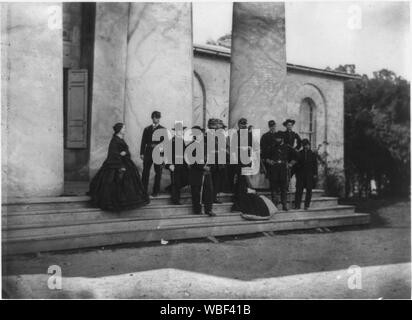 Gen. Samuel S. Heintzelman und Mitarbeiter mit ihren Familien bei Robert E. Lee's Home, Arlington House, Virginia Abstract: zehn Soldaten und vier Frauen, die auf der Veranda und Schritte ergeben. Stockfoto